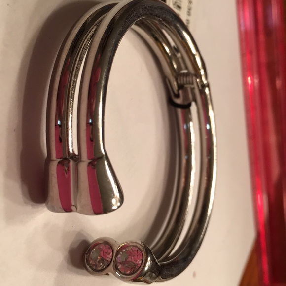 NWT Guess silver tone rhinestones cuff bracelet - Picture 4 of 4